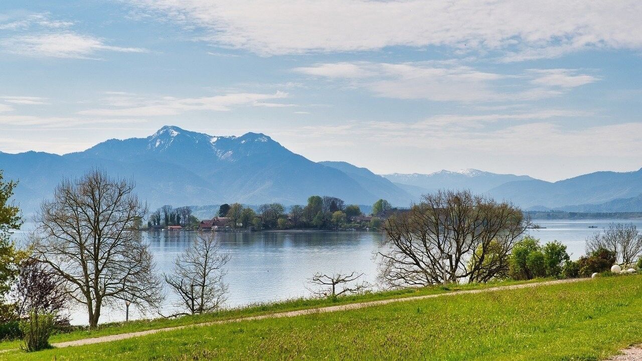 Fl&auml;chentechnisch ist der Chiemsee der gr&ouml;&szlig;te See in Bayern und sorgt mit seinen drei kleinen Inseln und Blick auf die Alpen f&uuml;r ein ganz besonderes Panorama.