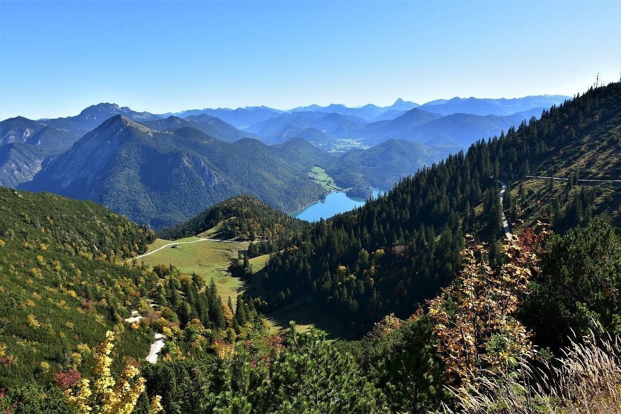 Es gibt viele verschiedene Touren auf den Gipfel des Herzogstands (1731 m) und auf den Heimgarten (1790 m). Besonders beeindruckend ist die Gratwanderung zwischen den beiden Gipfeln mit einem spektakul&auml;ren Panorama.