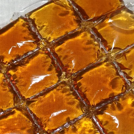 Eiswürfelbeutel mit Tee füllen