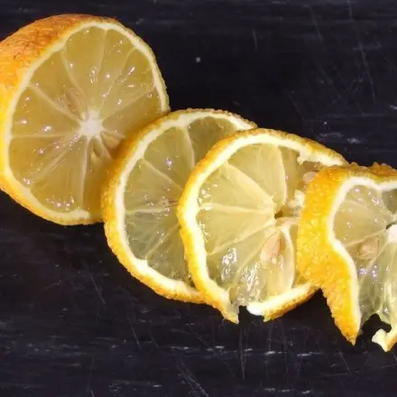 Zitronenscheiben als Eiswürfel