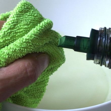 Verfärbungen bei Kunststoffbehältern mit Öl entfernen