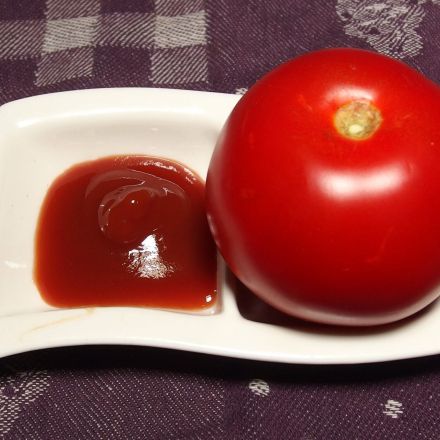 Ketchup/Tomatensoße gegen Grünstich im Haar