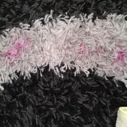 Nagellack auf dunklem Teppichboden entfernen