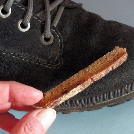 Wildleder-Schuh-Reinigung mit Bürste und Brotrinde