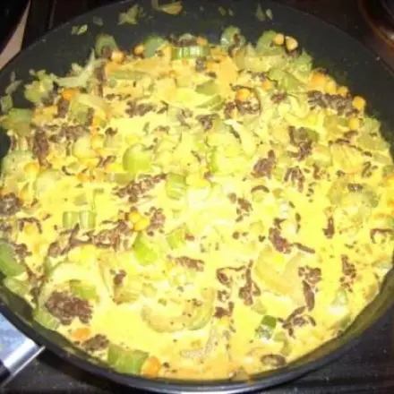 Asiatische Curry-Hack-Pfanne mit Staudensellerie