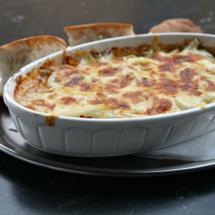 Gyros in Metaxasoße mit Käse überbacken