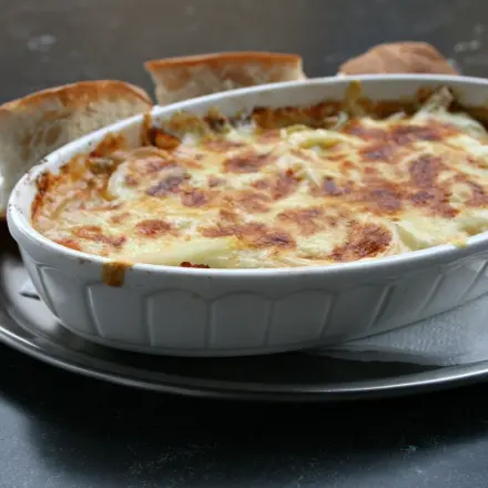 Gyros in Metaxasoße mit Käse überbacken