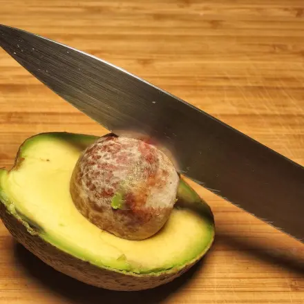 Avocado entkernen