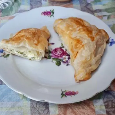 Gefüllte Blätterteigtaschen mit Feta