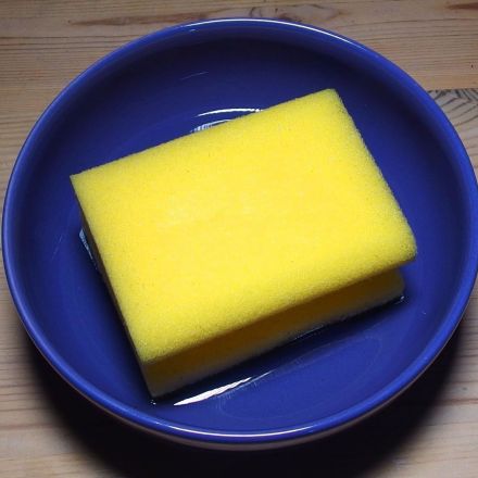 Schwamm mit Essig gegen Mücken und andere Insekten