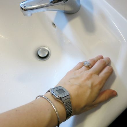 Metallische Kratzer in Keramikwaschbecken oder WC-Schüssel