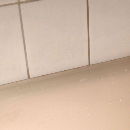 Silikon-Fugen mit schwarzem Schimmel