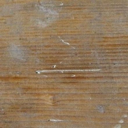 Kratzer aus Holz entfernen