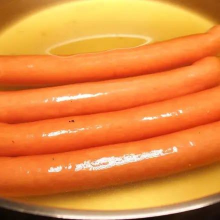 Wiener Würstchen geschmackvoll warm machen