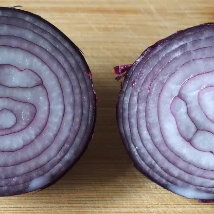 Zwiebeln vor dem Schälen halbieren