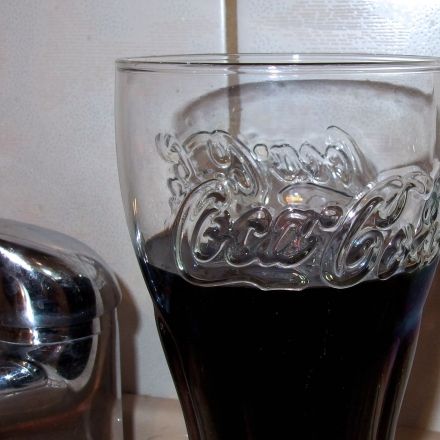 Verstopften Abfluss mit Mentos und Cola durchputzen