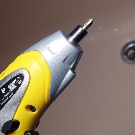 Abfluss durch Haare verstopft? Akkuschrauber schafft Abhilfe