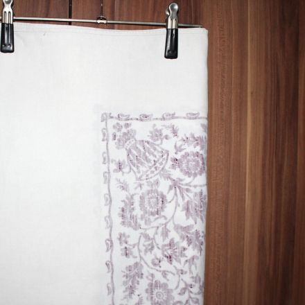 Tischdecken nach dem Bügeln ohne hässliche Knickfalten lagern