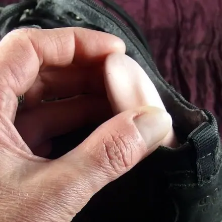 Reibende Schuhe geschmeidig machen