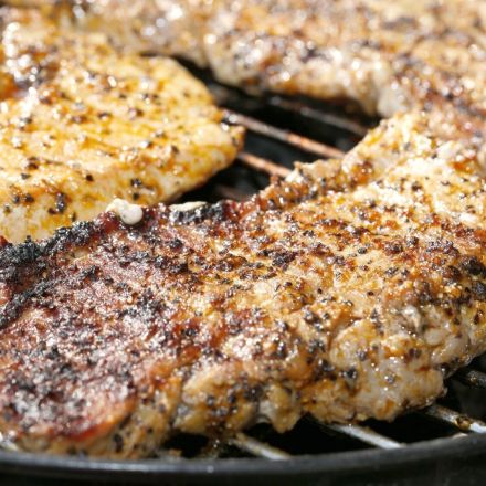 Grillfleisch einlegen in Bier und Zwiebeln