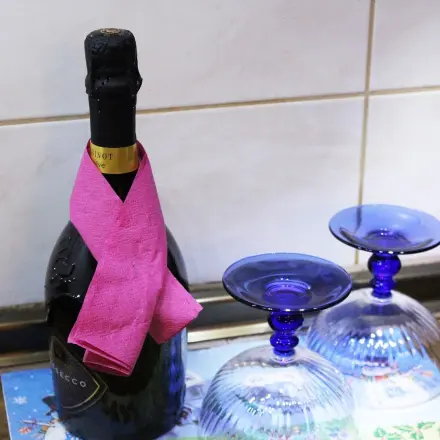 Sektflasche ohne Schäumen öffnen III