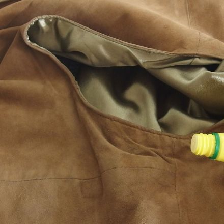 Schweißflecken an heller Wildlederjacke mit Zitronensaft entfernen