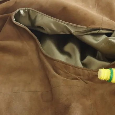Schweißflecken an heller Wildlederjacke mit Zitronensaft entfernen