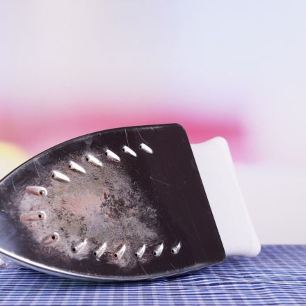 Stark verschmutztes Bügeleisen reinigen