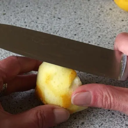 Zitronenschale fein hacken