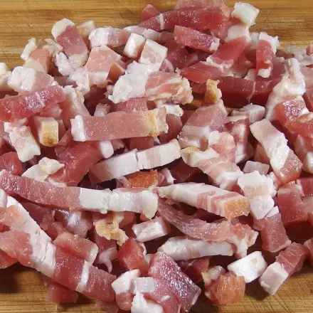 Frischen Speck schneiden