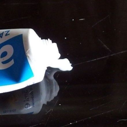 Kratzer auf Glastischen entfernen