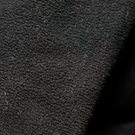 Wollige mit glatten, schwarzen Socken waschen ohne hässliche Flusen