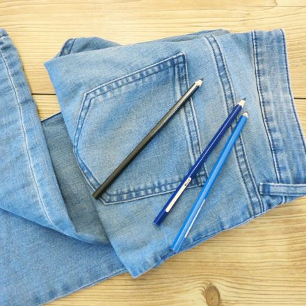 Hässliche weiße Stellen auf der Jeans kaschieren