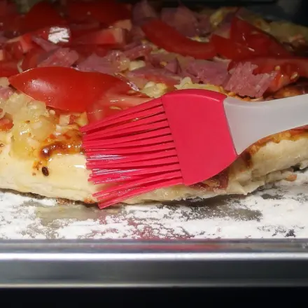 Fertig-Pizzarand knusprig machen