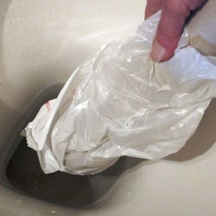 Klo verstopft und keine Saugglocke/Pümpel zur Hand?