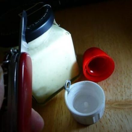 Kindersichere Deckel mit Sicherheitsverschluss öffnen