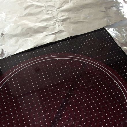 Nicht benutzte Herdplatten beim Kochen mit Alufolie abdecken