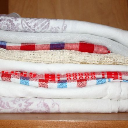 Tischdecken stapeln im Schrank