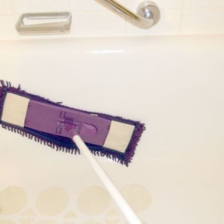Mit Wischmop Badewanne & Dusche ohne Rückenschmerzen reinigen