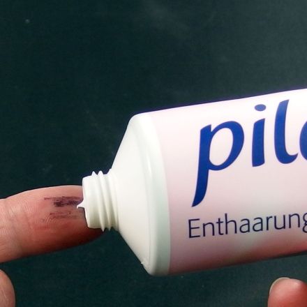 Druckertinte von Fingern mit Enthaarungscreme entfernen