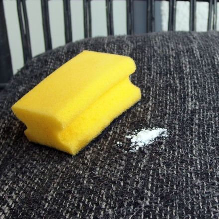 Polster mit Waschpulver reinigen