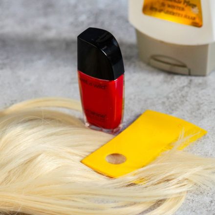 Nagellack aus den Haaren entfernen