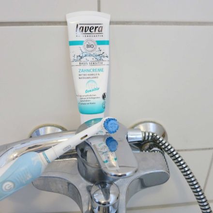 Gegen Kalk- und Rostflecken auf Armaturen und Fliesen