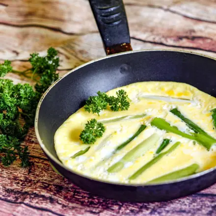 Frühlingszwiebeln-Rührei-Pfanne