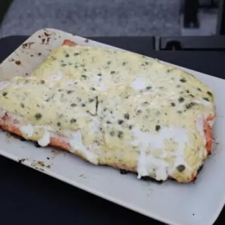 Gegrillter Lachs an Mayonnaise mit Zitrone, Dill & Kapern