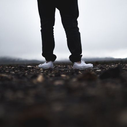 Weiße Stoffturnschuhe putzen