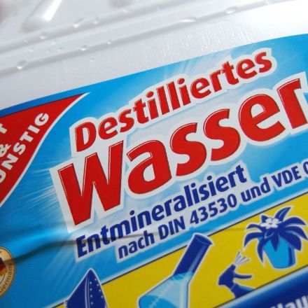 Flecken auf Microfaserbezügen mit destilliertem Wasser reinigen