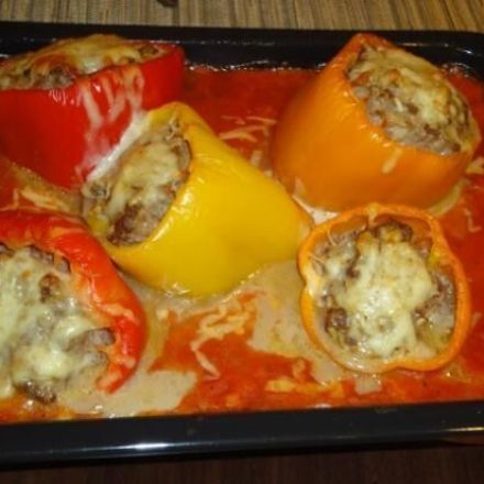 Gefüllte Paprika mit Tomatensoße