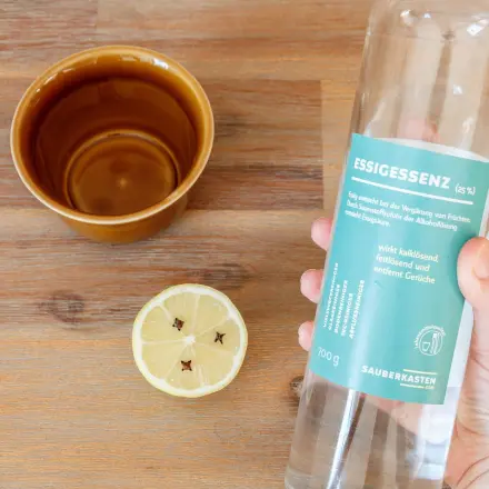 Essig, Zitrone und Nelken gegen Stechmücken im Schlafzimmer