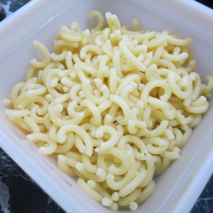 Nudeln kochen im Siebservierer